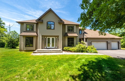 New Paltz House | Lavish and spacious mountain view home