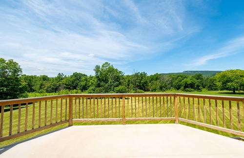 New Paltz House | Lavish and spacious mountain view home