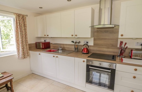 Ashleworth Cottage | LAWN LODGE, pet friendly, with a garden in Ashleworth
