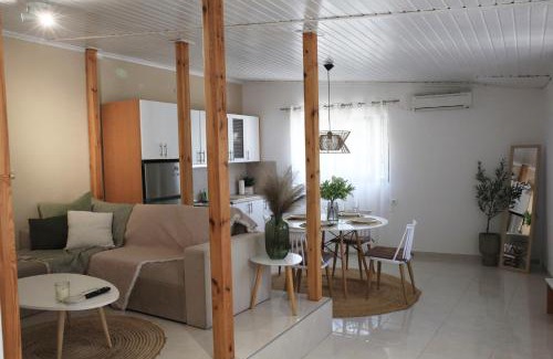 Makri House | LAXD Summer House by Homebrain