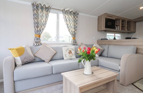 West Heslerton Cottage | LAZY DAYZ LODGE, pet friendly, with hot tub in Malton