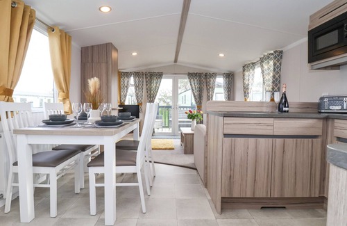 West Heslerton Cottage | LAZY DAYZ LODGE, pet friendly, with hot tub in Malton