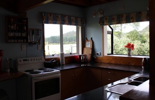Kennedy Bay House | Lazy Daze ~ Stunning Estuary Location, family friendly, pet friendly, private