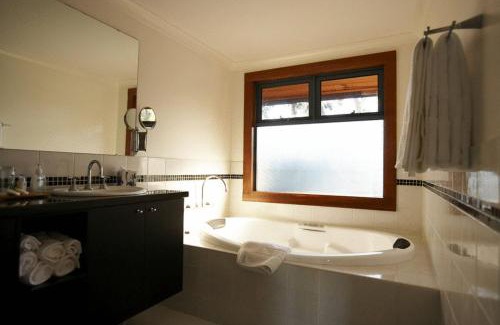 Pinjarra Bed & Breakfast | Lazy River Boutique Bed & Breakfast