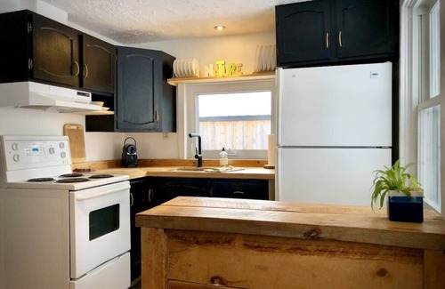 Potton Ski Chalet | Le 88 Howard - Spa, Sauna, River & Cute Bridge!