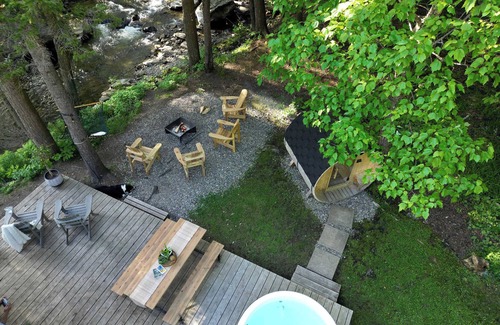 Potton Ski Chalet | Le 88 Howard - Spa, Sauna, River & Cute Bridge!