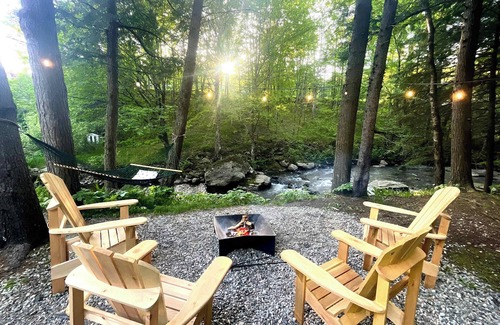 Potton Ski Chalet | Le 88 Howard - Spa, Sauna, River & Cute Bridge!