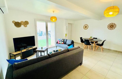 Chanas House | Le Cèdre Enchanté - Maison avec 2 chambres pour 6 personnes climatisée, avec terrasse et BBQ