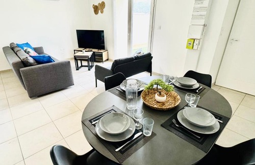 Chanas House | Le Cèdre Enchanté - Maison avec 2 chambres pour 6 personnes climatisée, avec terrasse et BBQ