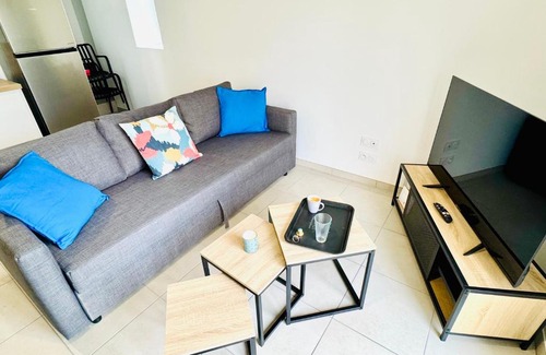 Chanas House | Le Cèdre Enchanté - Maison avec 2 chambres pour 6 personnes climatisée, avec terrasse et BBQ
