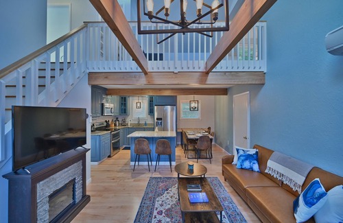 Stroudsburg Ski Chalet | Le Chalet Blue near Camelback, Poconos, 6Bed, Sleeps 10, Pool