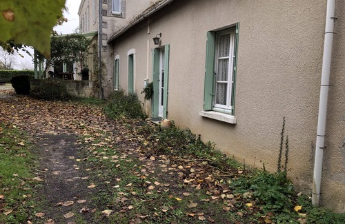 Saint-Pierre-de-Maille House | Le Charme Tranquille D'une Grange Convertie sur les Rives de la Gartempe