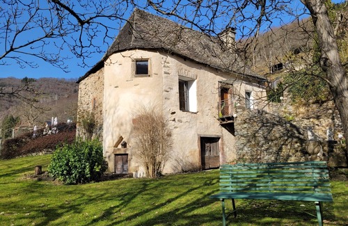Grand-Vabre House | Le Manoir des Pélies-Le clos des Pélies. Gites in an old chapel.