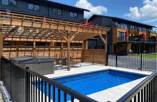 Magog Apartment | Le Memph: 1-bedroom pool spa Lake Memphremagog