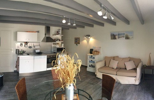 Montpellier de Medillan Cottage | Le Moulin des Joguets, rural gite in Montpellier de Médillan