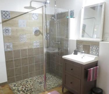 Mordelles Apartment | Le moulin du pont, chambre double indépendante.