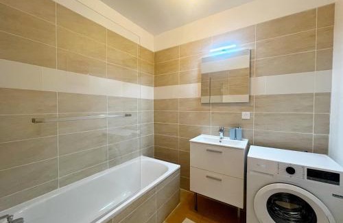 Saint-Fons Apartment | Le raspail - appartement 8 personnes - check in h24 - wifi