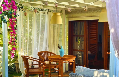 Etang Sale Les Bains House | Le Ravenale* Romantic bungalow with private Jacuzzi just a stone's throw from the sea