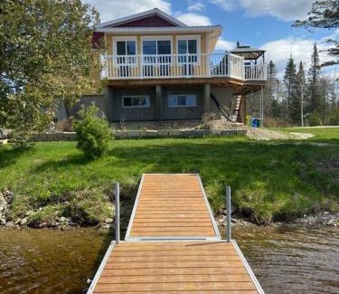 Weedon Ski Chalet | LE RIVERAIN, bord de l'eau avec spa