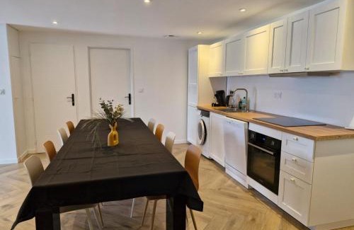 Lagnieu Apartment | Le Zénith - 3 chambres, 3 sdb, climatisé - 8 pers max - Réservation à la chambre possible - Local à vélos