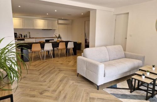Lagnieu Apartment | Le Zénith - 3 chambres, 3 sdb, climatisé - 8 pers max - Réservation à la chambre possible - Local à vélos