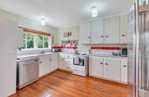 St. Heliers House | Leafy, quiet, rustic but so convenient. Close to CBD, beaches and forest.n
