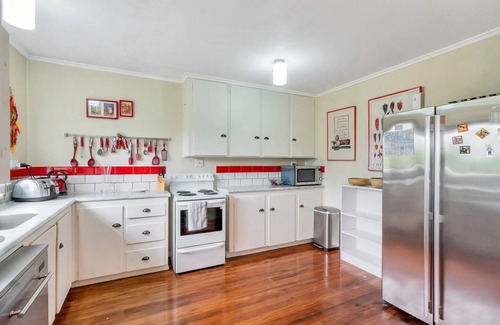 St. Heliers House | Leafy, quiet, rustic but so convenient. Close to CBD, beaches and forest.n