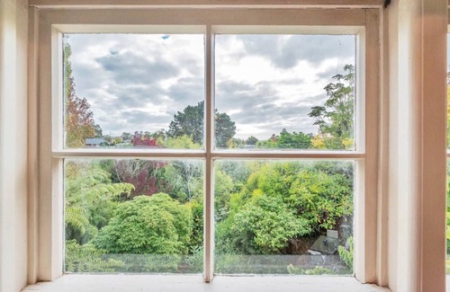 St. Heliers House | Leafy, quiet, rustic but so convenient. Close to CBD, beaches and forest.n
