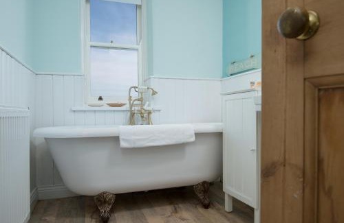 Newton by the Sea House | Leaholme Cottage - fabulous coastal cottage for 8
