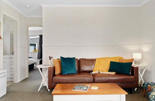 Alexandra House | Leaning Rock Cottage at Wild Irishman Wine Estate - Alexandra Holiday Home