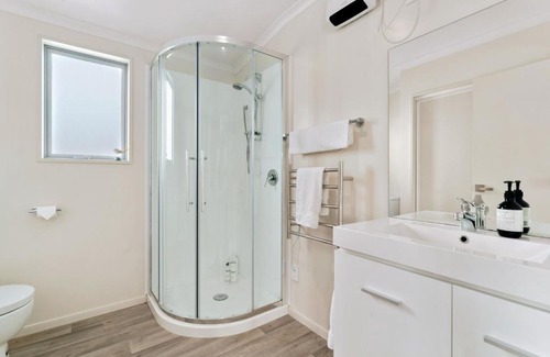 Alexandra House | Leaning Rock Cottage at Wild Irishman Wine Estate - Alexandra Holiday Home