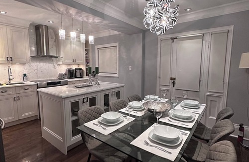East York House | Leaside Rental w/Backyard& Pool, 3-bedroom house in fantastic Toronto