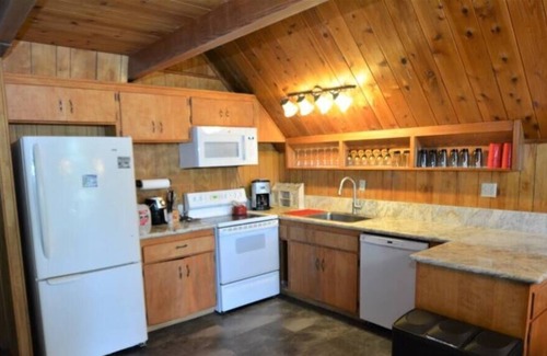 Bass Lake House | Ledge Cabin - Henningfeld