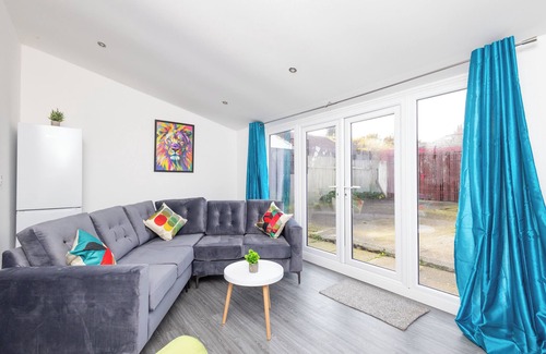 Whitkirk House | Leeds 4 Bed 2 Bath With Parking