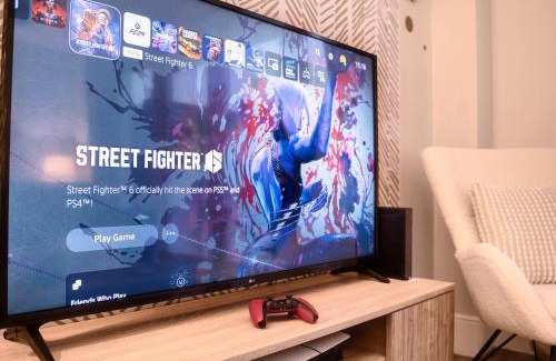 Stanley House | Leeds getaway with hot tub & gaming room