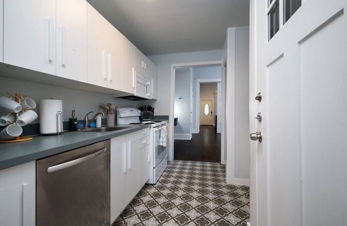 Southtown House | Legacy Crashpads · ALE Corporate Temporary Relocation Housing Monthly: 2BR, 2BA Downtown