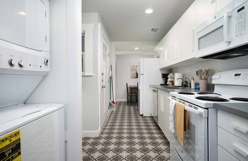 Southtown House | Legacy Crashpads · ALE Corporate Temporary Relocation Housing Monthly: 2BR, 2BA Downtown