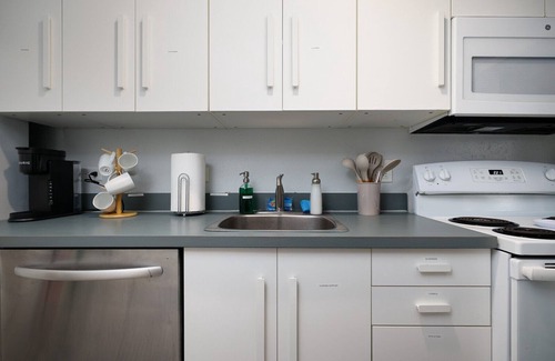Southtown House | Legacy Crashpads · ALE Corporate Temporary Relocation Housing Monthly: 2BR, 2BA Downtown