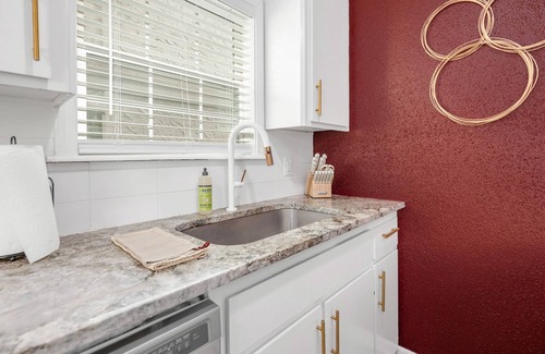 College Station Apartment | Legends: 1st Floor/2 Bdrm, Walk to A&M, King Beds