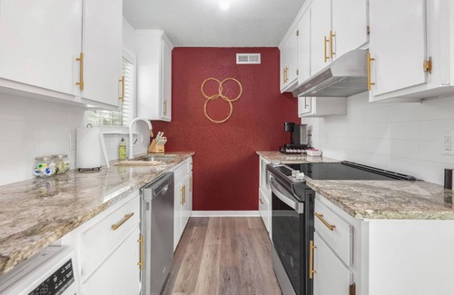College Station Apartment | Legends: 1st Floor/2 Bdrm, Walk to A&M, King Beds