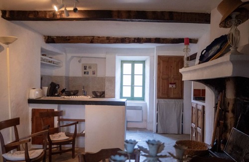 Limans House | Lei Barris, charming village house for 8 people with wooded garden.