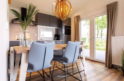 Cromvoirt Ski Chalet | ✓ Leijhoeve at Résidence de Leuvert ✓ Holiday home for 2 persons ✓ Located near Den Bosch (Noord-Brabant) ✓ Near De IJzeren Man ✓ Book directly through the park