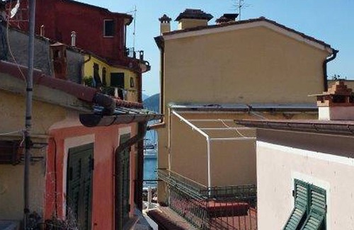 Ortonovo Apartment | Lerici, pedestrian zone, 80mt sea, 500mt beach, roof terrace, wifi, SatTV