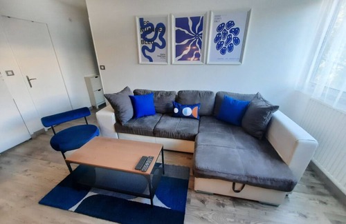 Faubourg North Apartment | Les Buttes : Apt 2 Prs, 1 bdrm : Private parking lot