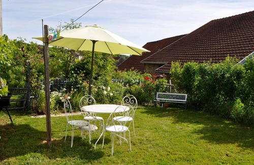 Chargey-les-Port Cottage | Les Glycines Cottage - Quiet with wifi and pets allowed