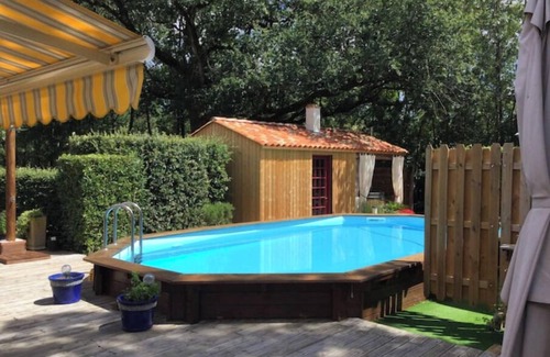 Nalliers Apartment | Les Iris 4-star gîte, guaranteed peace and quiet, on the edge of the 135-hectare Réserve des Huttes.