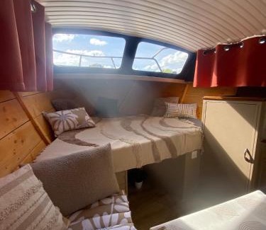 Saint-Leger-sur-Vouzance Apartment | Les Pichies, Bateau insolite, Le Nathalie Nath