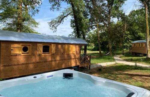 Rouffignac-Saint-Cernin-de-Reilhac House | Les Roulottes de l Herm Piscine Jacuzzi Perigord