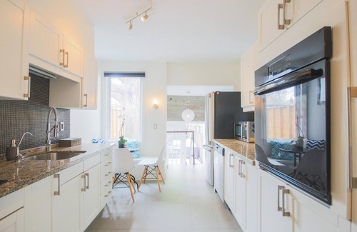 Greenwood - Coxwell Apartment | Leslieville Cozy & Bright Apt in Trendy Beaches