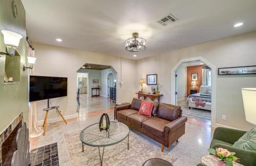Sand Springs House | Less Than 9 Mi to Dtwn Tulsa Lovely Home with Yard and Deck!